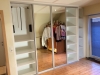 Kleerkast met garderobe-liften en banken