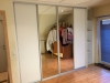 Kleerkast met garderobe-liften en banken